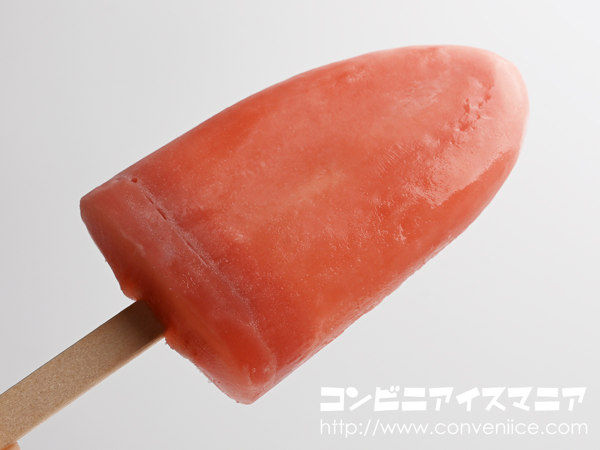 icemania's tweet photo. 【バリうま】ファミマ数量限定の新作アイスバー！赤城乳業『いちごソフトクリームバー』バリうま案件です✨福岡県産あまおういちごを使用。フルーティーでサクサク食感のいちごアイスキャンディーの中に、北海道産生クリーム配合のソフトクリーム風ねっとり食感ミルクアイス（ミルクレアっぽい）が詰まっています！いちごとミルククリームで"高級いちごミルク味"が完成！✨お近くのファミマで探してみてください。