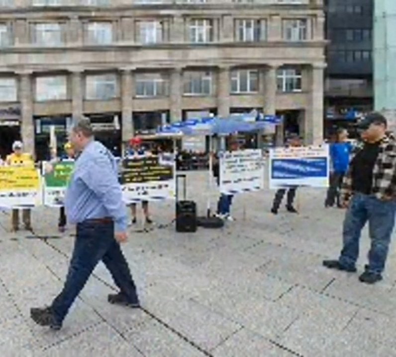 Blaulichtbaer's tweet photo. Die AfD spielte eine wichtige Rolle bei der #BPE Kundgebung in Köln #K2907
Die AfD stellte die Lautsprechertechnik zur Verfügung und bewarb die Veranstaltung.
#Stuerzenberger begrüßte Bergheims AfD Fraktionschef Wolfgang Linke mit Handschlag.
Quelle: https://t.co/sxFVKncVTt https://t.co/qzHqVwtM5E