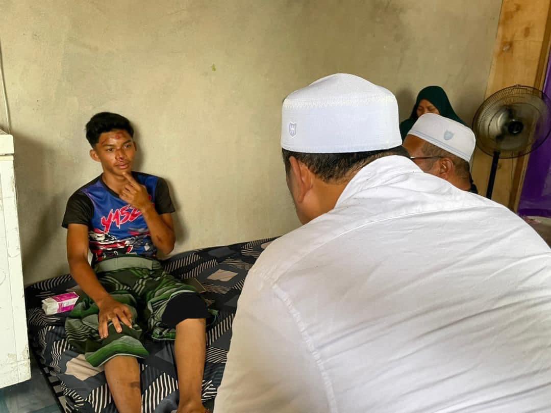 ustsaifulbahri's tweet photo. Tahun lepas prnoh mari dh. Adk dia reboh motosikal. Mareng abang dia pulok ditimpa musibah.

Ank jantan nok membesor tu biase la pengalaman2 reboh motosikal tu.

Ambe dulu gohek basikal pah dlm rok banyok kali doh. 

Tapi tu lah, sebagai memori pengajaran zaman2 nakal kecek dulu. https://t.co/HnogWvIm1H