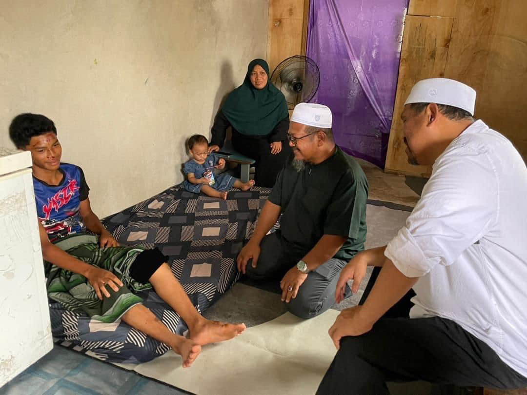 ustsaifulbahri's tweet photo. Tahun lepas prnoh mari dh. Adk dia reboh motosikal. Mareng abang dia pulok ditimpa musibah.

Ank jantan nok membesor tu biase la pengalaman2 reboh motosikal tu.

Ambe dulu gohek basikal pah dlm rok banyok kali doh. 

Tapi tu lah, sebagai memori pengajaran zaman2 nakal kecek dulu. https://t.co/HnogWvIm1H
