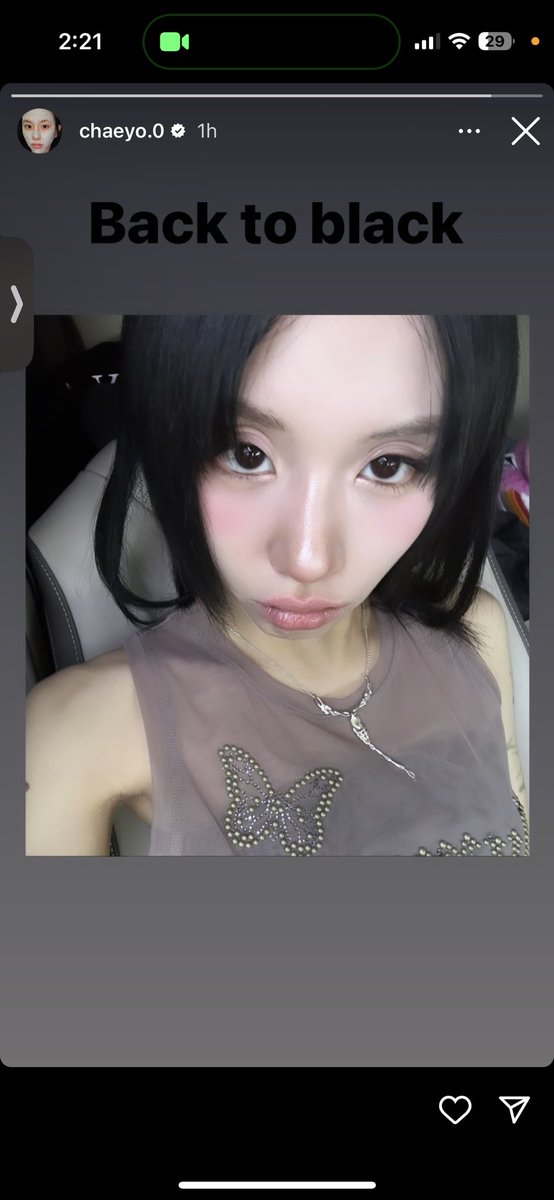 chaengskiii's tweet photo. chaeyoung back to black hair??? 😭😭😭 https://t.co/4XHtG9vRgP