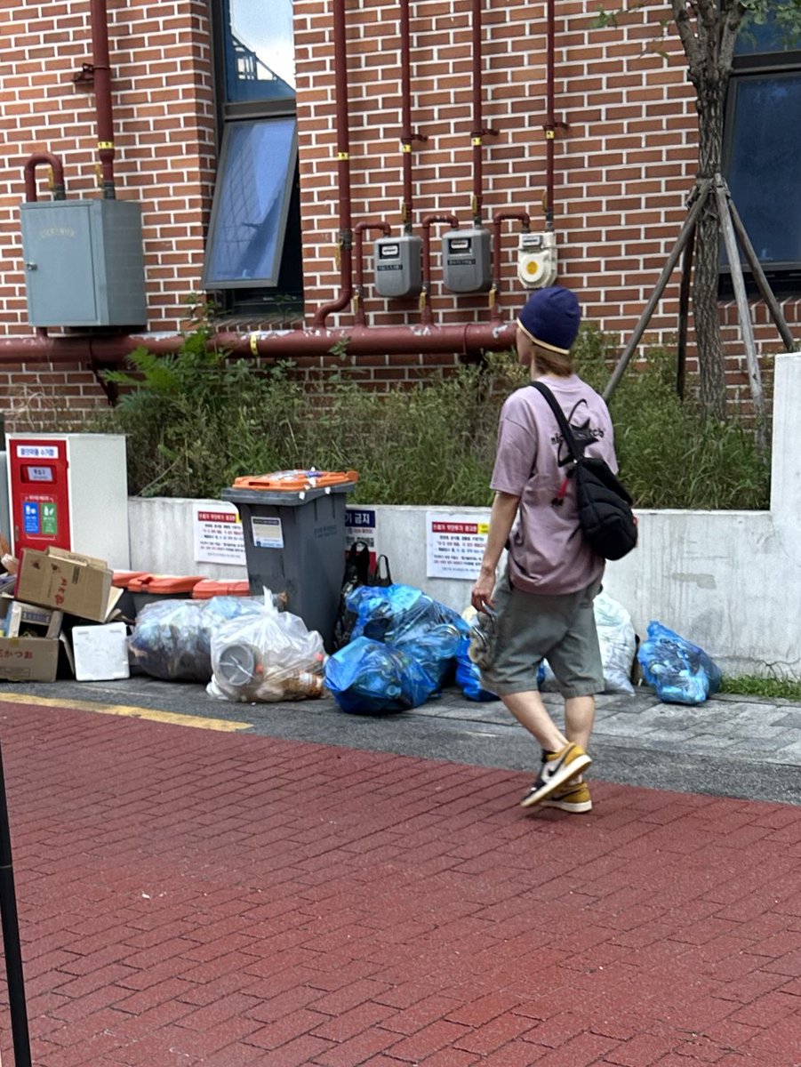 teni0_024's tweet photo. 아 진짜 미쳤다 오늘 밥먹고 나왔는데 텐처럼 입은 사람이 지나가서 텐일거라는 상상을 못하고 옆에 맠프한테 어..? 텐같다 뭔느낌인지 알죠 이러고ㅠ봤는데 진짜 텐인거임...그래서 쪼르륵ㄱ가서 하 저 팬이에요 하니까 약간 엔시티 다른 누군가의 팬인줄 알았는지 꾸벅하면서 빨리 지나가려고 하길래 https://t.co/TYTx1PFi7t