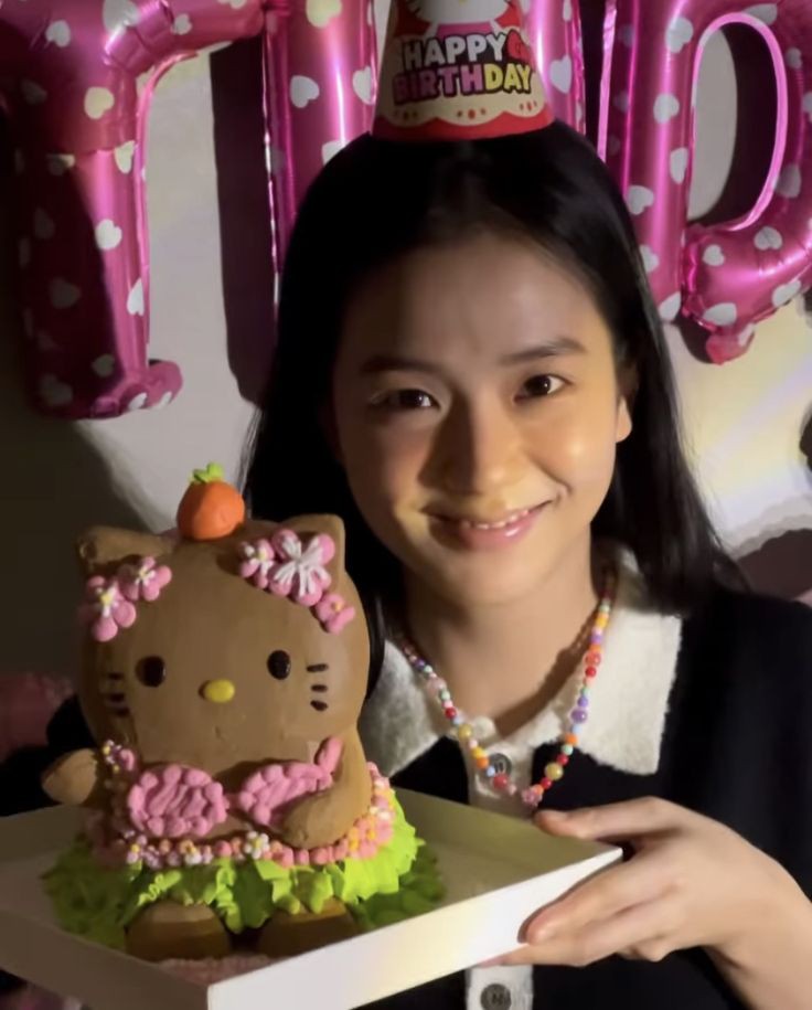 Profilimde balonlar vaarrrrr herkes bi tane patlatsın 🥳🥳🥳🥳22 yaşım sağlıkla güzlellikle mutlulukla hayırla gel kendime verdiğim en güzel hediye dün ehliyetimi almak oldu 🤡😎🩷🎂