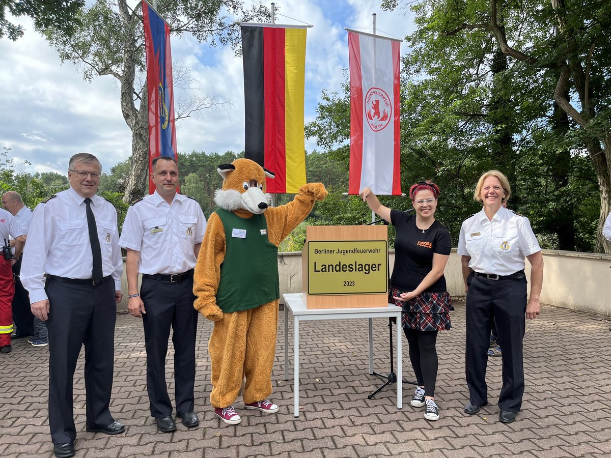 Berliner_Fw's tweet photo. Heute hat das #Landeslager der #Berliner_Jugendfeuerwehr begonnen. Neben 21 Berliner Jugenfeuerwehren nehmen auch Jugendfeuerwehren aus Sachsen, Hessen, Chile und Finnland teil. Landesbranddirektor Dr. Homrighausen hieß die 478 Teilnehmenden herzlich willkommen. https://t.co/N67FEX45rQ