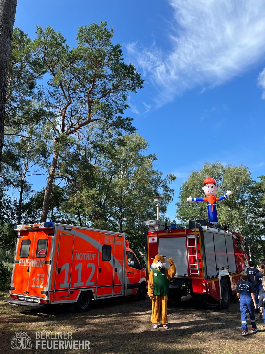 Berliner_Fw's tweet photo. Heute hat das #Landeslager der #Berliner_Jugendfeuerwehr begonnen. Neben 21 Berliner Jugenfeuerwehren nehmen auch Jugendfeuerwehren aus Sachsen, Hessen, Chile und Finnland teil. Landesbranddirektor Dr. Homrighausen hieß die 478 Teilnehmenden herzlich willkommen. https://t.co/N67FEX45rQ