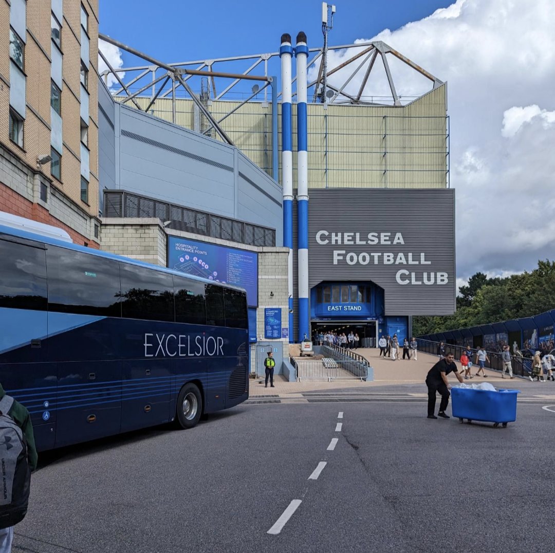 ExcelsiorCoach's tweet photo. Same driver, same location but 30 years apart ๐ช at @Chelsea_FL thank you #TimW for your great work with @ExcelsiorCoach #effortlesscoachhire https://t.co/rgEX0YiGbp