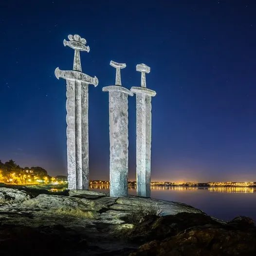 the_photino's tweet photo. In commemoration of the Battle of Hafrsfjord in 872, when Harald Fairhair united Norway into one kingdom, three colossal bronze swords now stand as a monument. Designed by Fritz Roed , and located just south of Stavanger, the monument was unveiled in 1983 by Norway’s King Olav to honor this historic event.