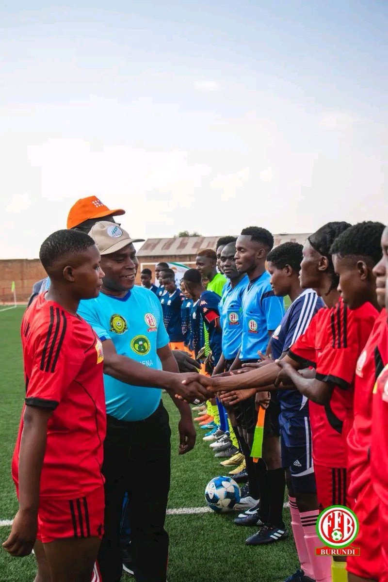 MagazineJimbere's tweet photo. 🔴⚽ La @BurundiFF en collaboration avec @UNFPABurundi organise #WomenSummerCup, un tournoi dedié aux dames, pour lequel 4 meilleures équipes de la 2ème division ont été choisies (#Kazozafc, #Sezeranofc, #Maika et #Arenafc)
🔷 Au programme de ce 29 Juillet 2023, Kazoza fc a battu Arena fc par 2 buts à 1. Même score entre Sezerano fc et Maika en faveur de Sezerano
📍 La finale de ce 30/07/2023 entre les équipes gagnantes (Kazoza fc et Sezerano fc) se joue au terrain de #Gatwaro en @KayanzaProvince
🔥 Après cette finale va suivre une rencontre de Gala entre les 2 meilleures équipes de #LumitelWomensLeague (qui s'est écoulé au mois de mai 2023) à savoir #BujaQueens (championne) et #FofilaPF
✍🏾 Pour @UNFPABurundi, "Women Summer Cup" est non seulement une occasion d'encourager les joueuses à développer leurs #talents, mais également de sensibiliser à la promotion des #WomensRights et la lutte contre toute forme de #VBG
#Burundi #WomenInSports