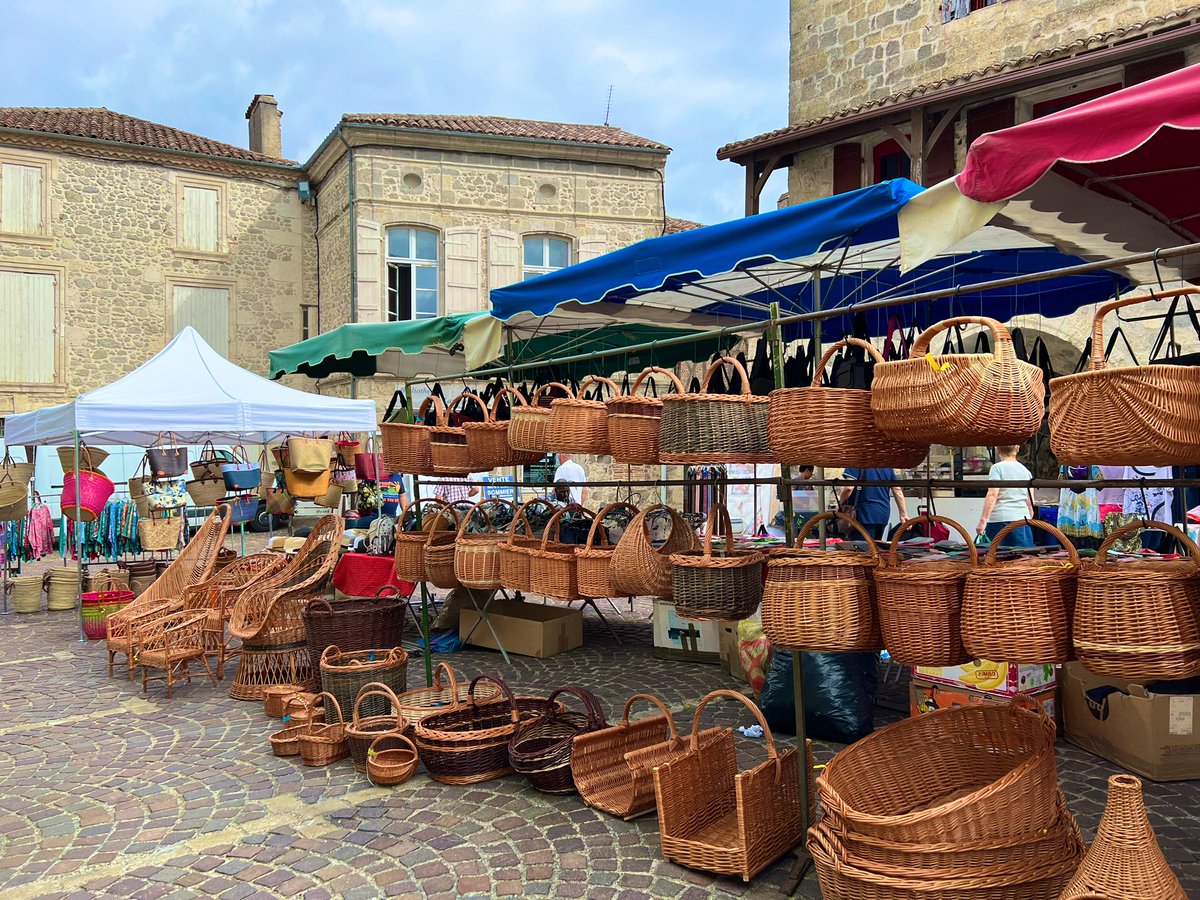 beuzec's tweet photo. Jour de marché #Gers #Mezin https://t.co/i31Xx8rXI1