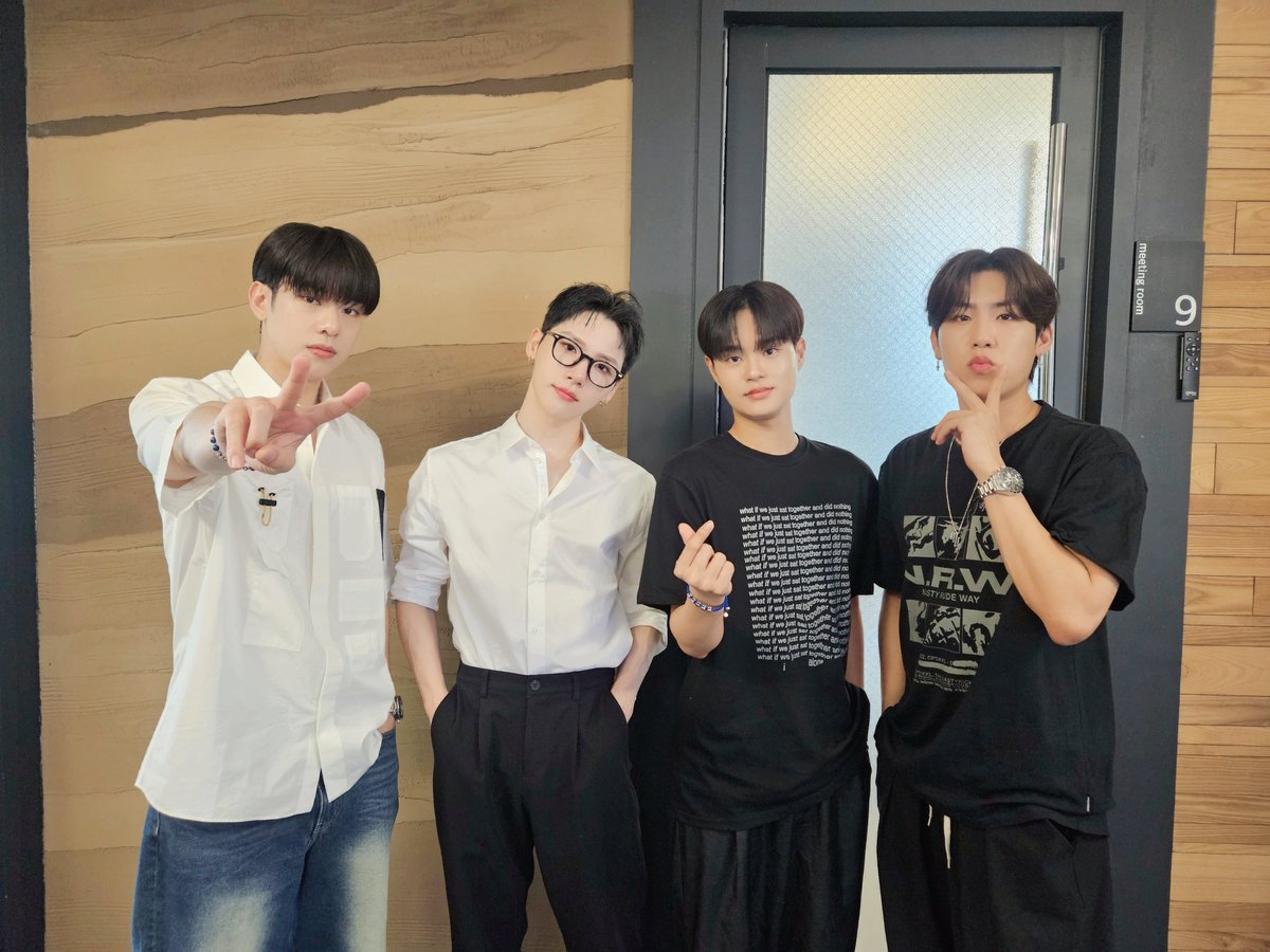 AB6IX's tweet photo. [📷]
230730 팬사인회
ABNEW 파워 충전 완료 😎🔋
오늘 팬사인회도 너무 즐거웠어요!
예삐들 하트 받고 행복한 주말 밤 되세요 💖

#AB6IX #에이비식스 
#THE_FUTURE_IS_OURS #LOST https://t.co/E1EXHYh3hT