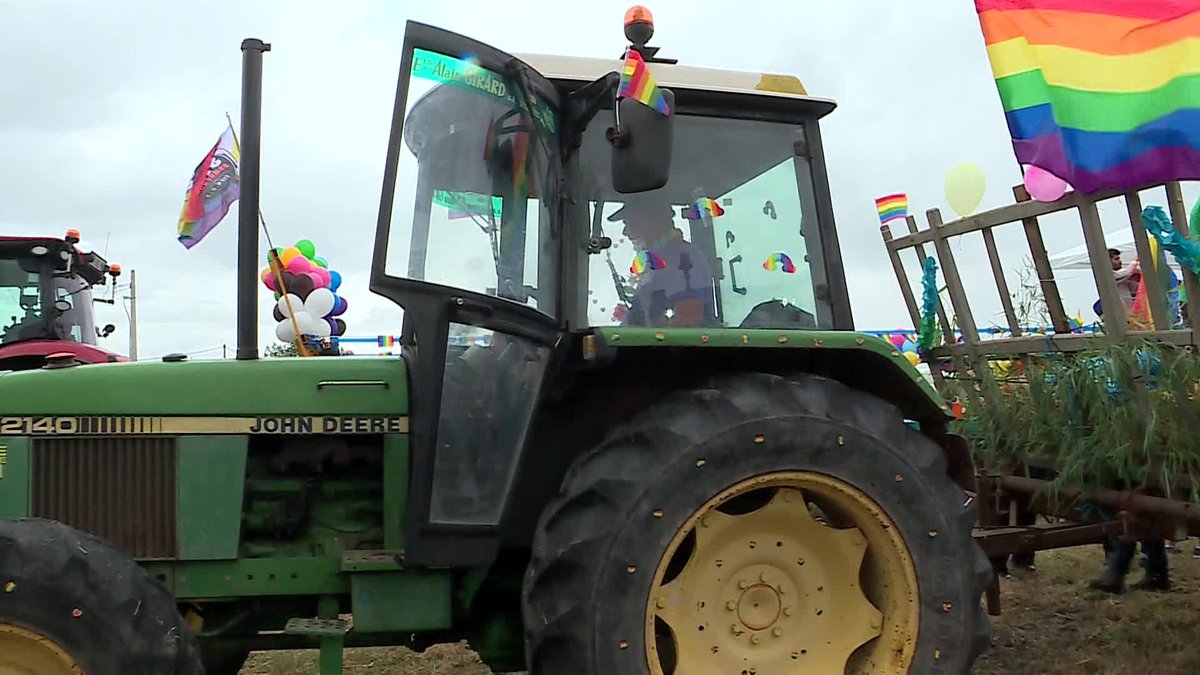 "LGBT et fiers de vivre à la campagne" : 1500 personnes se sont rendus à la marche des Fiertés rurales à Chenevelles 🏳️‍🌈🏳️‍⚧️🚜
france3-regions.francetvinfo.fr/nouvelle-aquit…