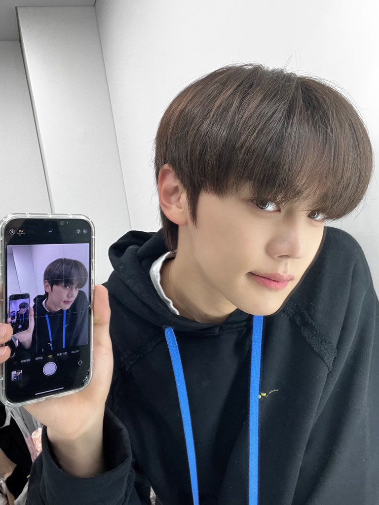 ZB1_official's tweet photo. _💌

젤옺으 저는 규빈입니까?온을은 귭인 엗잇연 을오 준빌을 했는데요 mz를 셀카를 포함한 제 앋을께서 찍어준 한강샷과 눈만 빼꼼샷 그리고 🤨샷 준빌을 했읍니다!아 아 그리고 그 맞다 어제 하려던 말이 사실 그

#KIMGYUVIN #김규빈
#ZEROBASEONE #ZB1 #제로베이스원 https://t.co/J9Ex8fyurL