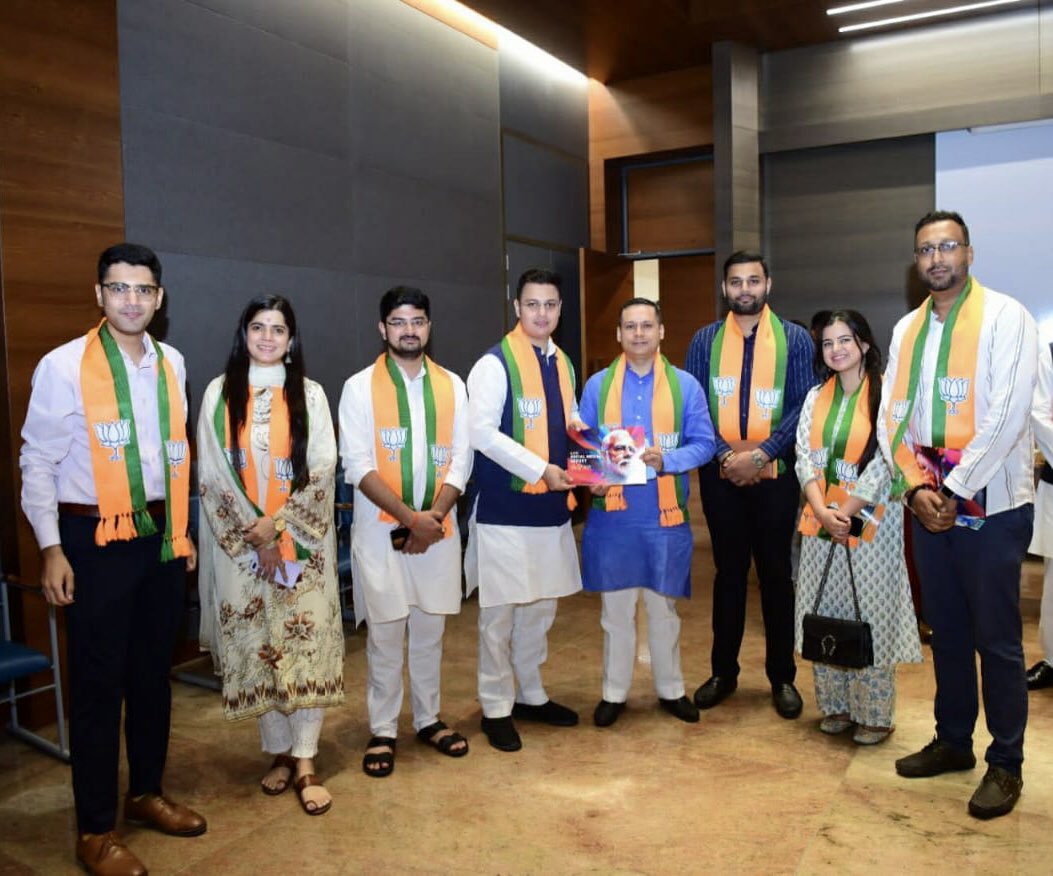 ashishkpmaa1997's tweet photo. आज भारतीय जनता पार्टी के सभी राष्ट्रीय मोर्चा के सोशल मीडिया संयोजक के साथ बैठक कर आगामी योजना पर चर्चा करते श्री @blsanthosh श्री @TawdeVinod जी राष्ट्रीय सोशल मीडिया के संयोजक श्री @amitmalviya जी साथ में दीदी @iSinghApurva जी https://t.co/2GIcVdVnvf