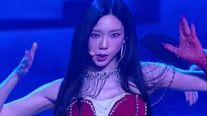 ktysource's tweet photo. TAEYEON LOOKS SO BREATHTAKING https://t.co/H2zUmaIncE
