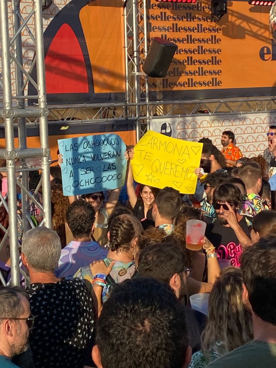 carmouna's tweet photo. Vaya burrada ayer en el @LowFestival . Gracias por el amor, las pancartas y la energía! Fotos: @rafaGalanstudio https://t.co/xUqxe2Vhlj