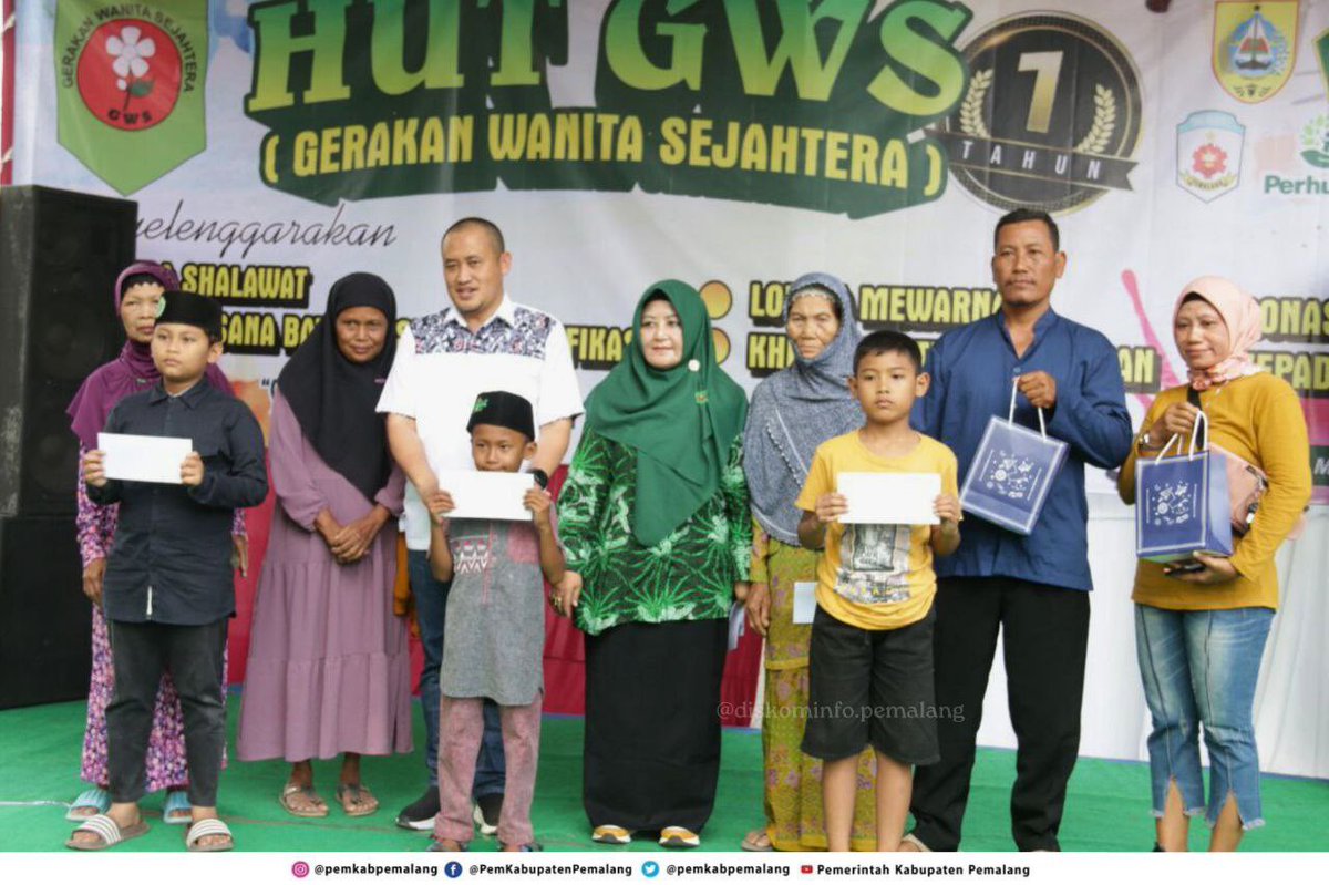 PemkabPemalang's tweet photo. Plt Bupati Pemalang Mansur Hidayat menghadiri sekaligus menyerahkan hadiah lomba kepada juara 1, 2, dan 3 lomba Busana Batik Nasional Modifikasi dalam acara HUT GWS (Gerakan Wanita Sejahtera) Ke 1 di Alun-alun Kabupaten Pemalang, Minggu (30/7/2023). https://t.co/DquNry9al9