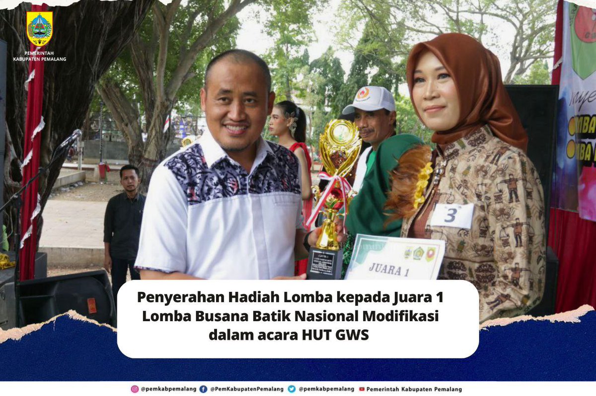 PemkabPemalang's tweet photo. Plt Bupati Pemalang Mansur Hidayat menghadiri sekaligus menyerahkan hadiah lomba kepada juara 1, 2, dan 3 lomba Busana Batik Nasional Modifikasi dalam acara HUT GWS (Gerakan Wanita Sejahtera) Ke 1 di Alun-alun Kabupaten Pemalang, Minggu (30/7/2023). https://t.co/DquNry9al9