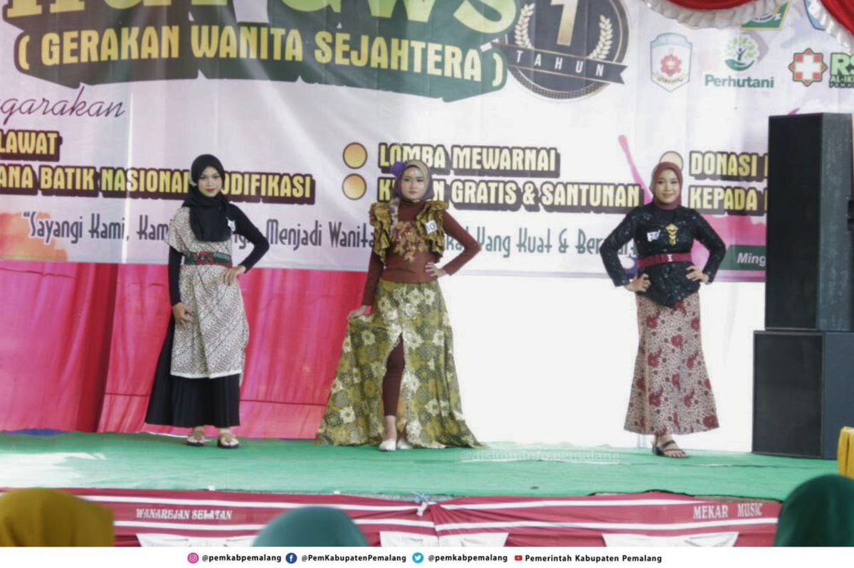 PemkabPemalang's tweet photo. Plt Bupati Pemalang Mansur Hidayat menghadiri sekaligus menyerahkan hadiah lomba kepada juara 1, 2, dan 3 lomba Busana Batik Nasional Modifikasi dalam acara HUT GWS (Gerakan Wanita Sejahtera) Ke 1 di Alun-alun Kabupaten Pemalang, Minggu (30/7/2023). https://t.co/DquNry9al9