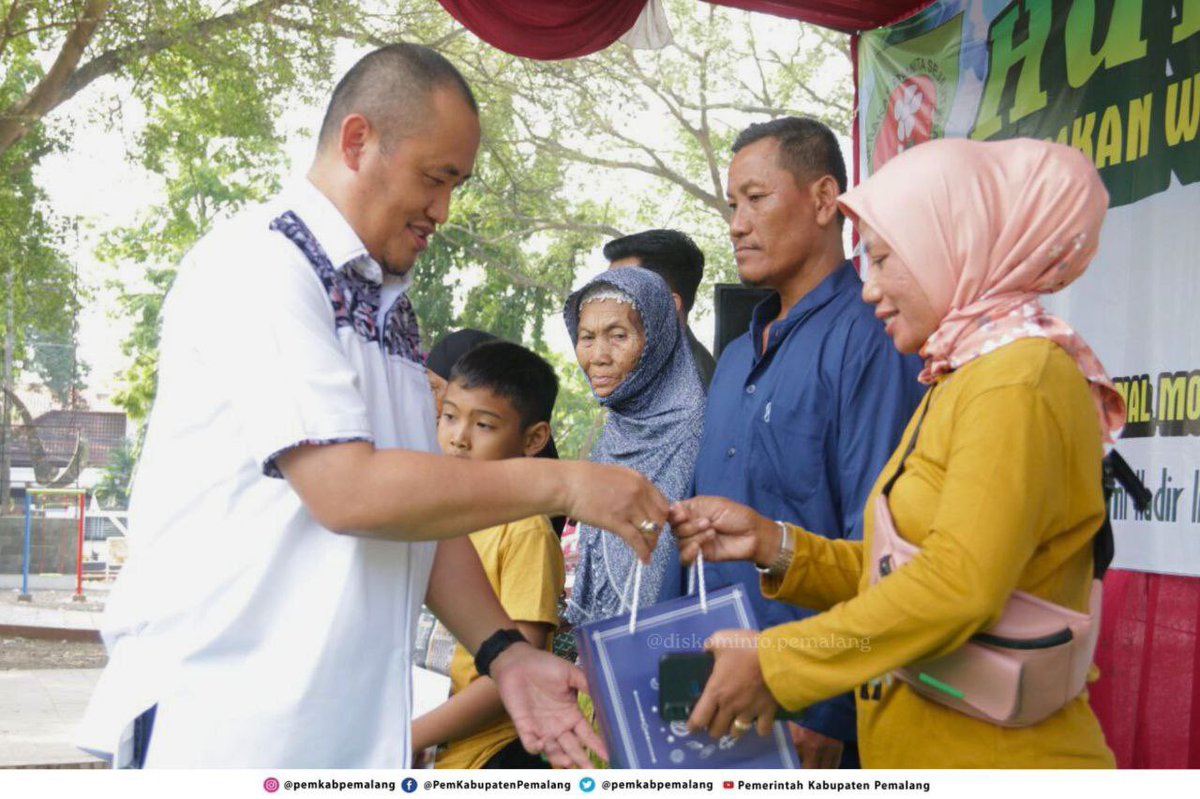 PemkabPemalang's tweet photo. Plt Bupati Pemalang Mansur Hidayat menghadiri sekaligus menyerahkan hadiah lomba kepada juara 1, 2, dan 3 lomba Busana Batik Nasional Modifikasi dalam acara HUT GWS (Gerakan Wanita Sejahtera) Ke 1 di Alun-alun Kabupaten Pemalang, Minggu (30/7/2023). https://t.co/DquNry9al9