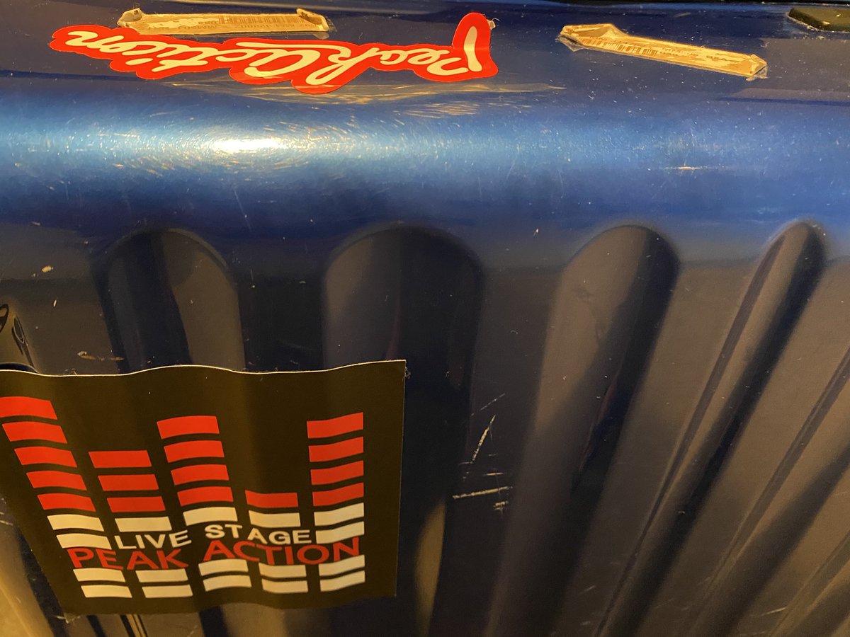 shirabe_saitoh2's tweet image. いつも持ち歩いているキャリーケースに、素敵なステッカーを貼らせていただきました✨

#PEAKACTION