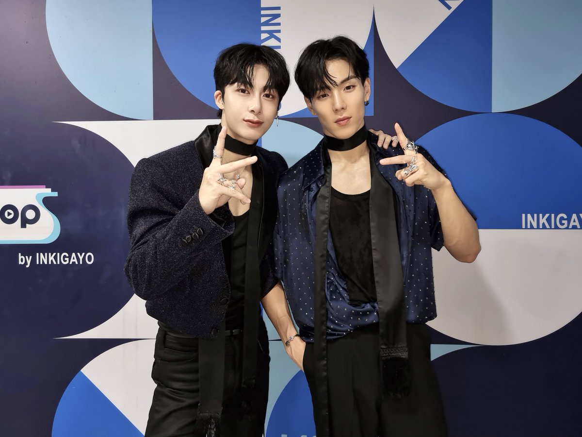 OfficialMONSTAX's tweet photo. 📸
230730 #몬스타엑스 #셔누 #형원
SBS #인기가요 완료 🕶

3000만큼 사랑하는 몬베베💕와
3000만큼 멋있는 무대로
✨완벽✨하게 마무리 한 
셔누X형원 데뷔 첫 주차!
다음 주에도 함께 해요 🙌

#SHOWNU #HYUNGWON
#MONSTA_X #MONSTAX 
#THEUNSEEN #LoveMeALittle
#Inkigayo https://t.co/hsR8vgzN0m