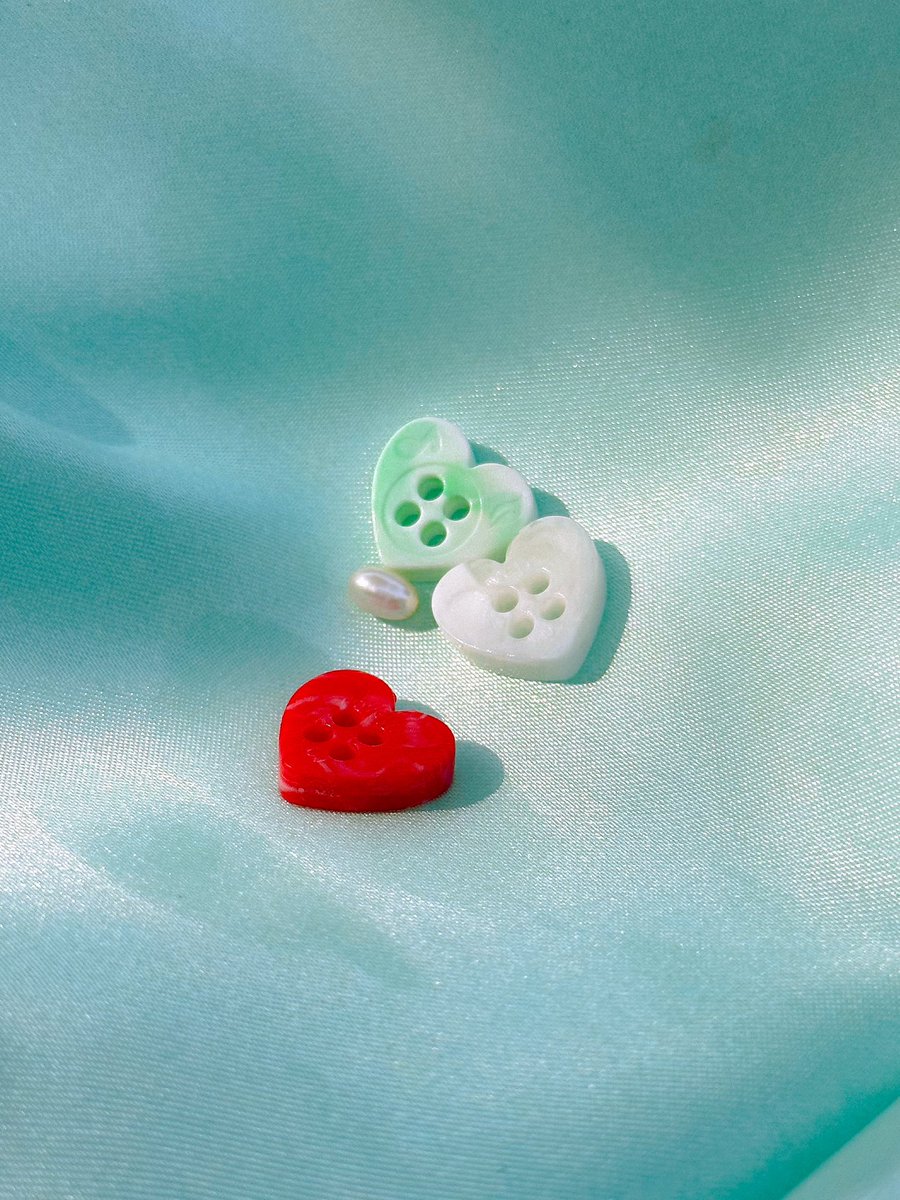 <a href="/noplasticsunday/">노플라스틱선데이</a> ♪ ✤ ♫ ✤

선예매 특전 中 단추
Pre-Sale Gifts; Button

단추는 개별 구매가 불가하며
선예매 특전으로만 제공됩니다.
아래 링크에서 선예매하여 방문해주세요 🌿

🔗 forms.gle/H6sXui73z76bs4…

#여전히_사랑해_생일축하해_샤오쥔

💚 100% Recycled Plastic by <a href="/noplasticsunday/">노플라스틱선데이</a>