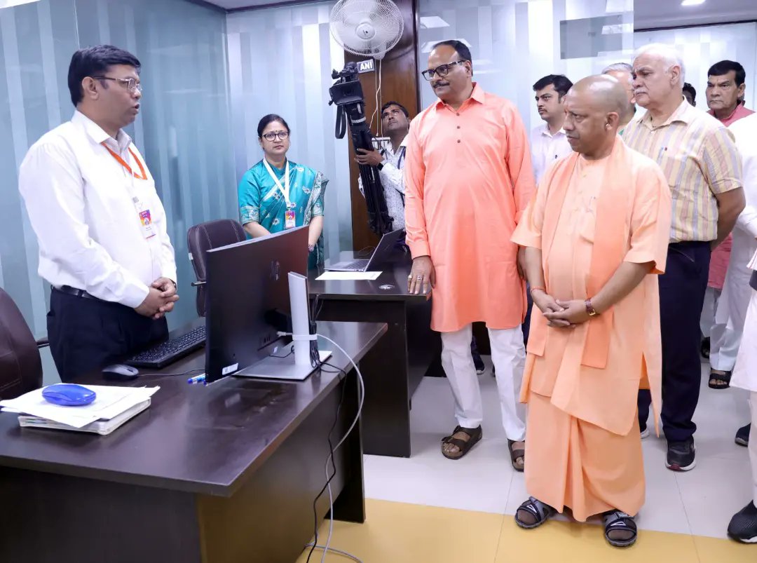 आज लाल बहादुर शास्त्री भवन (एनेक्सी) लखनऊ में मुख्यमंत्री कमाण्ड सेंटर एवं सीएम डैशबोर्ड के शुभारंभ कार्यक्रम में  माo मुख्यमंत्री श्री <a href="/myogiadityanath/">Yogi Adityanath</a> जी माo उपमुख्यमंत्री श्री <a href="/kpmaurya1/">Keshav Prasad Maurya</a> जी, मा० मंत्री श्री <a href="/SureshKKhanna/">सुरेश कुमार खन्ना</a> जी, मा०  मंत्री श्री <a href="/swatantrabjp/">Swatantra Dev Singh</a> जी माo मंत्री  श्री