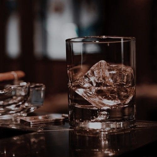 ♱ могу я предложить вам выпить или может перейдем к самой слаадкой части нашего знакомства?

ах, да. где же мои манеры. мое имя - люцифер. и я сам дьявол. не удивляйся, все так реагируют. ну а находишься ты сейчас в моем собственном любимом клубе «люкс». ♱