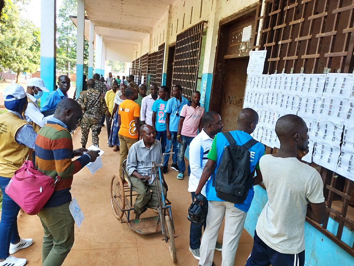 Ceredda's tweet photo. Jour de vote du Référendum constitutionnel en République Centrafricaine. Ouverture des bureaux de vote autour de 6h30. 
Centre de vote du 4e Arrondissement, Lycée Barthélémy Boganda. Le @Ceredda est bien présent. https://t.co/Rrgg4jb6qf