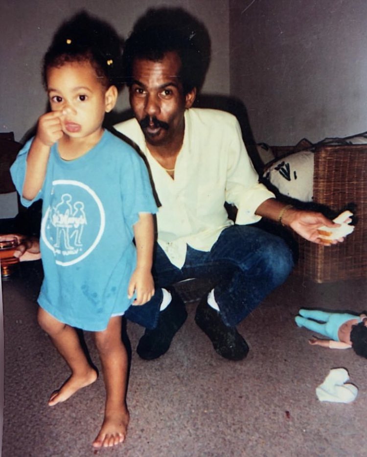 arthfobic's tweet photo. Beyoncé in her dressing room seeing the picture of Solange &amp; Uncle Johnny https://t.co/5wMq8JXrLu