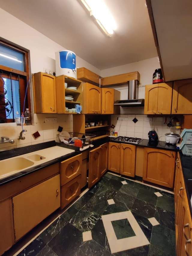 Purvashi2's tweet photo. @BangaloreRoomi 

Looking for a female replacement in a cosy, 3bhk fully furnished duplex flat. 

Location: 200 meters from Church Street (1.5 km from Richmond Circle/Cubbon Park &amp; 4.5 km from Koramangala)
Rent: 21.1k/month (incl. maintenance)
Security: 67k
Move in date: 13th Aug https://t.co/3GDv6FmeVp