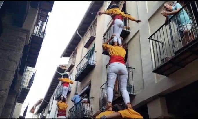 conlloga_'s tweet photo. A l'actuació de la Trobada de Muixerangues de l'@AplecdelsPorts celebrada ahir a Morella hem alçat: 

Durant la cercavila:
- Roscana + Encontre + 2 Pilons 
- 2 Pilotons + 2 Pilars de 3
-Entrada a plaça, amb pilars de 2, i un pilar de 4 aixecat i caminat, i 6 pilars de 3 estàtics. https://t.co/q8DxK0PWil