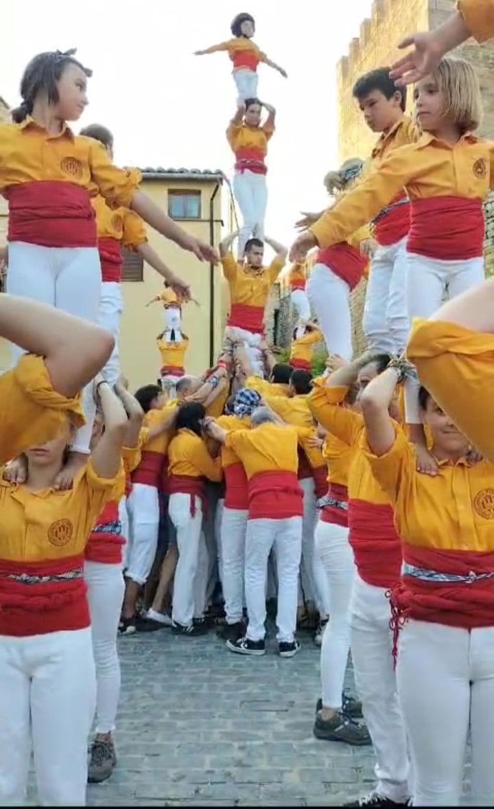 conlloga_'s tweet photo. A l'actuació de la Trobada de Muixerangues de l'@AplecdelsPorts celebrada ahir a Morella hem alçat: 

Durant la cercavila:
- Roscana + Encontre + 2 Pilons 
- 2 Pilotons + 2 Pilars de 3
-Entrada a plaça, amb pilars de 2, i un pilar de 4 aixecat i caminat, i 6 pilars de 3 estàtics. https://t.co/q8DxK0PWil