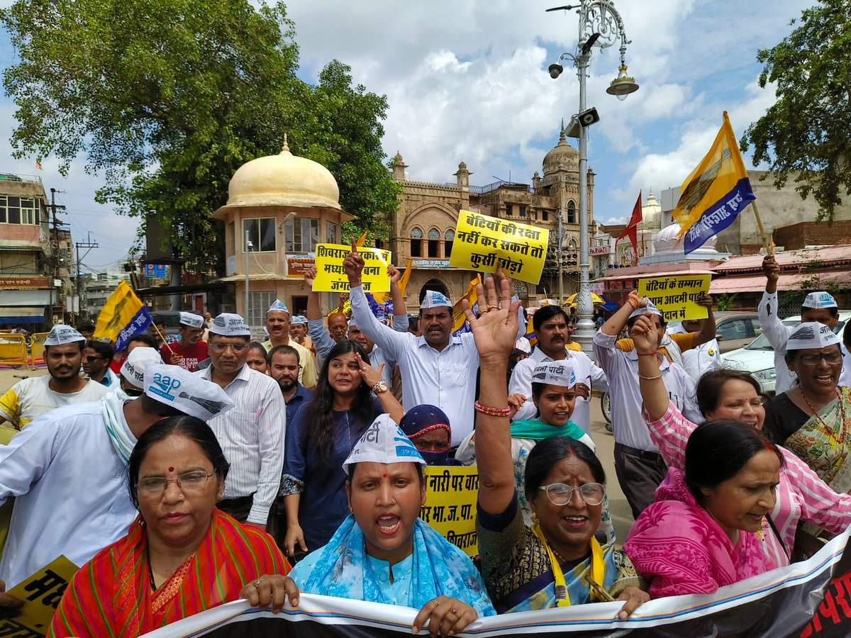 AAPMPOfficial's tweet photo. बहन-बेटी के सम्मान में
आम आदमी पार्टी मैदान में
बीते दिनों मैहर में नाबालिग 10 साल की बच्ची से जो हैवानियत हुई वह पूरी मानवता को शर्मसार करने वाली घटना है। शिवराज सरकार में लगातार इस तरह की घटना बढ़ गई हैं। आज ग्वालियर में 'आप' बेटियों के इंसाफ के लिए आंदोलनरत है।
#SaveMP https://t.co/bTV3gMpLsV