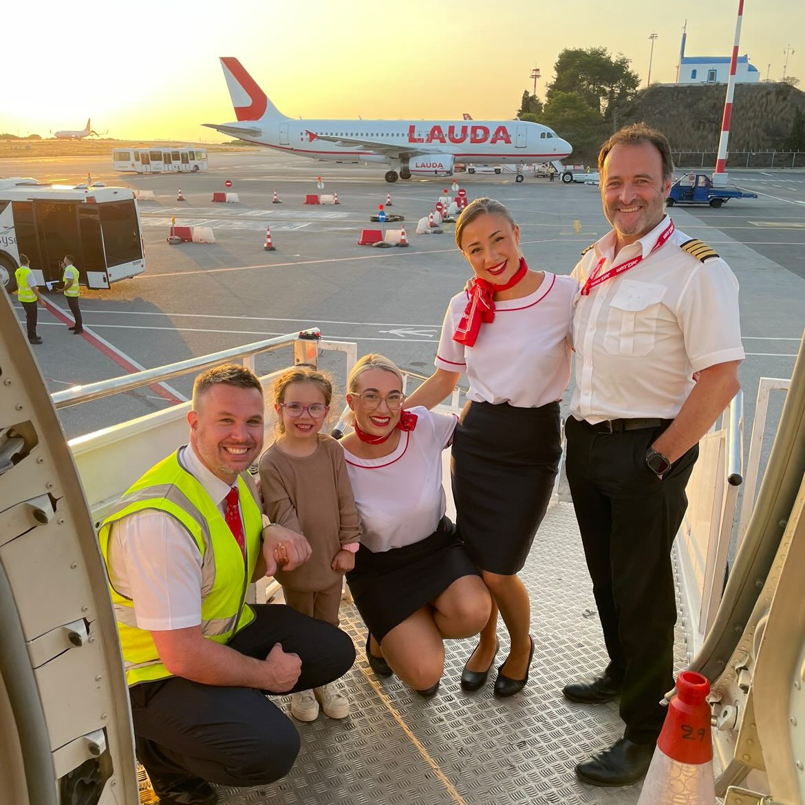 Happy #InternationalFriendshipDay 👬👭 

Who doesn't love making new friends on holiday? Our Red Team love meeting new people! ❤️ 

Thank you to Beth H for this fabulous photo 📸 

Tag your bestie in the comments 👇 

#RedTeam #Friends #Pilot #Airport #Holiday
