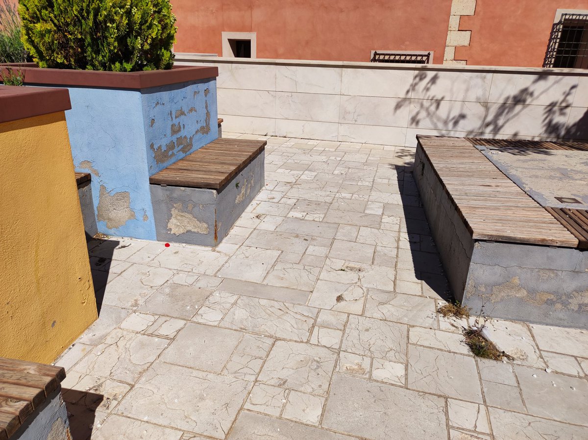 thydda's tweet photo. Plaza de Mangana en #Cuenca, en el casco viejo, patrimonio de la humanidad: suelo agrietado, pintura desconchada, cagadero de perros, ningún turista...normal. Así lo hace el @aytocuenca. No sé qué opinaría de ésto @UNESCO_es. #Cuencaabandonada #CuencaCascoAntiguo #ConsorcioCuenca https://t.co/m6QuxwYWTW