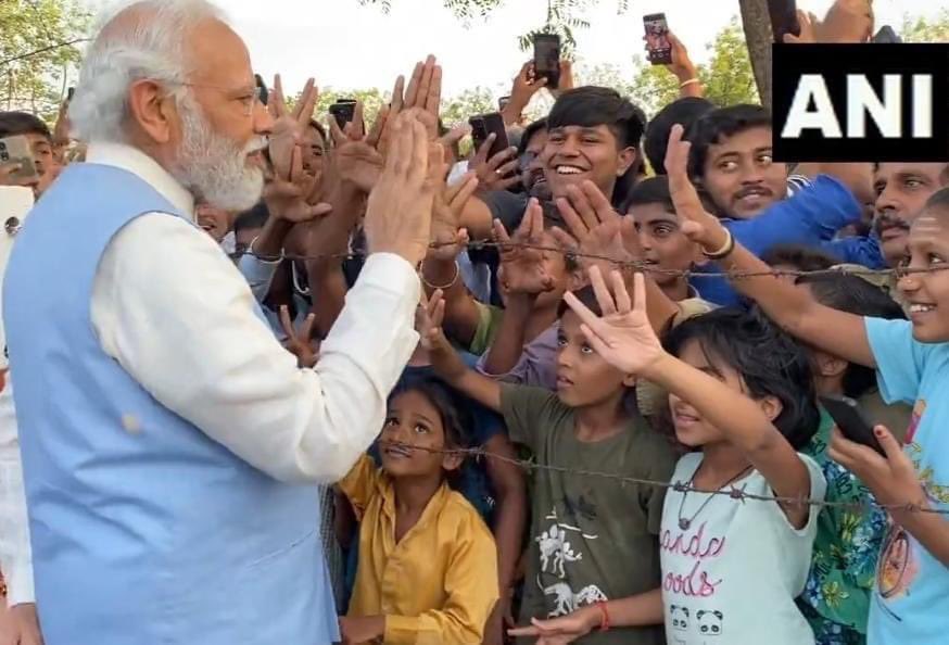 sanjaykumthek10's tweet photo. नेमके असेच, काटेरी तारांच्या पलीकडे भावी पिढी उभी होती आणि या अलिकडच्या बाजूला देशाचा पंतप्रधान.. काय ती ��पुलकी, काटेरी तारांशिवाय पंतप्रधान त्या गरीब मुलांना भेटू शकत नाहीत का ? गरीबा घरची मुले आणि श्रीमंतांची मुले असा भेदभाव करणारा पंतप्रधान या देशाने आणि जगाने पाहिला .... https://t.co/yBycPFpIAD