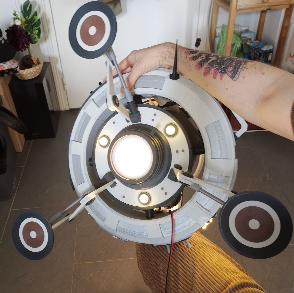 THE SCOUT IS COMPLETED! 🚀
After 1.5 months of modeling, 2 weeks of 3D printing and 25 hours of assembling, it weighs 3.5kg and is finally mine! That was a crazy journey to make it and I loved it 🪐
⬇️ More details below ⬇️ <a href="/A_i/">Annapurna Interactive</a> <a href="/Mobius_Games/">Mobius Digital Games</a> #OuterWilds