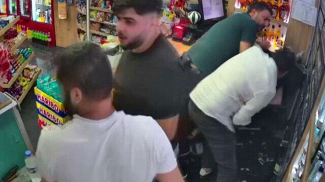 İstanbul Esenyurt’ta tekel bayisine yapılan korkunç infaz kan dondurdu..Maalesef İstanbul suç şehrine döndü..Peşe peşe asayiş haberleri geliyor.!.. #bişeyyapmalı <a href="/AliYerlikaya/">Ali Yerlikaya</a> <a href="/EmniyetGM/">Türk Polis Teşkilatı</a> <a href="/TC_istanbul/">TC İstanbul Valiliği</a>