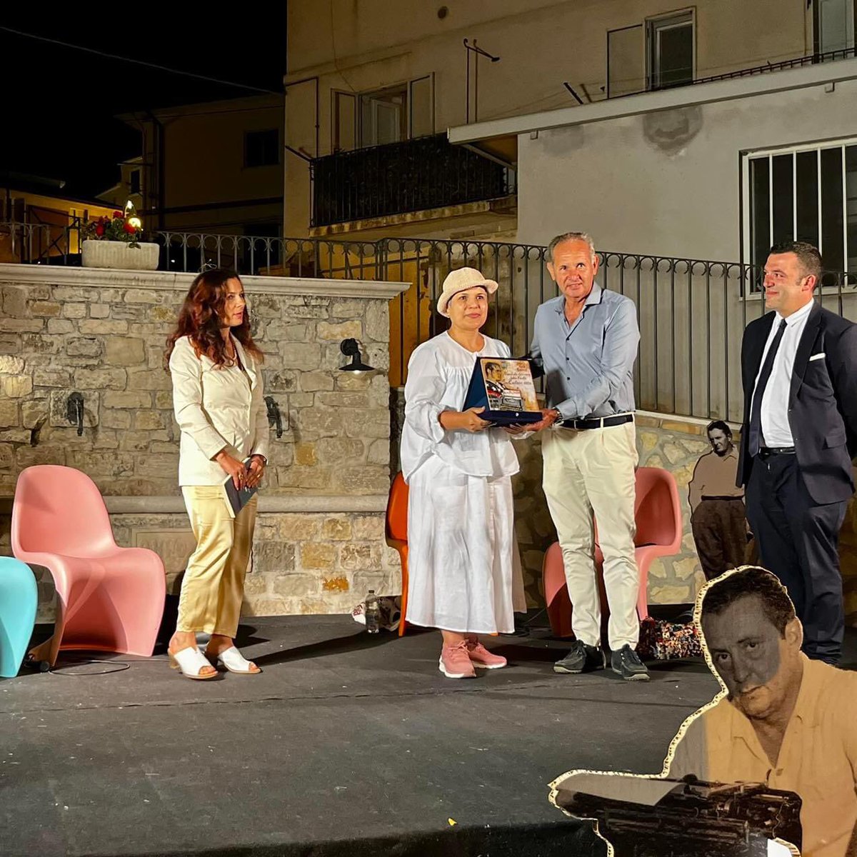 نتقدم بالتهنئة لـ نجوى بن شتوان لفوزها بجائزة جون فانتي عن مسيرتها الأدبية في فيني كونتيسا.