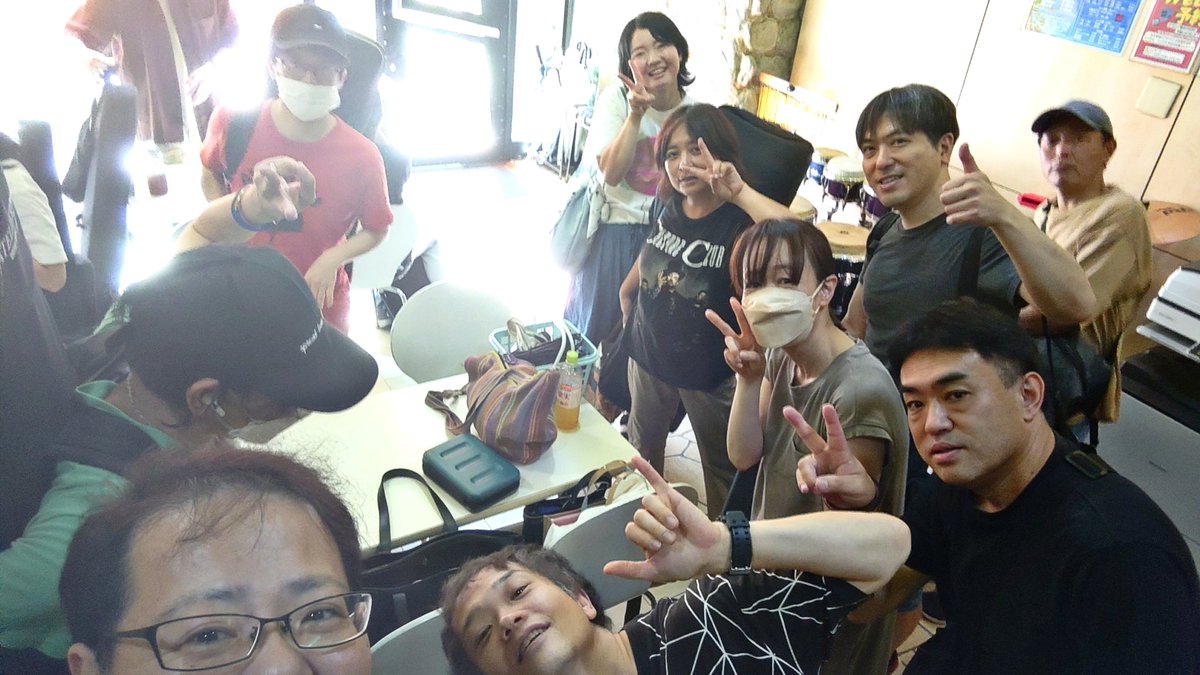 lbits2011's tweet image. 本日はリハでした♪
そしてうちらの前にスタジオに入っていたのは、なんとリンフェス仲間の【まっちゃ☆きなこ】
8月6日(日)のライブに向けてのリハ♪
こう言うサプライズ的に会えるのはホントに嬉しいもんですよね♪
(因みに、大黒摩季コピバンのＢＢＲさんも一緒でした)
さぁみんなでGAMBAろう✊