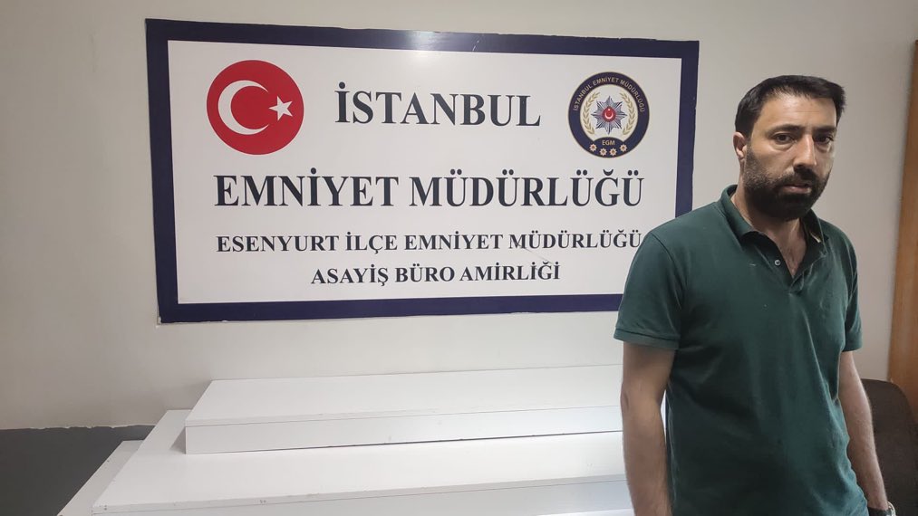 avcemilcicek01's tweet photo. Muhalif tweet atanlara ters kelepçe takılıyor!
Akbelen ormanını savunanlara kelepçe takılıyor!
Eleştirel yazı yazan gazetecilere kelepçe takılıyor!
Ama 2 tane gencecik fidanı katleden Tarık Özerbay neredeyse sırıtarak poz veriyor!
Bu kabul edilemez! https://t.co/ymFWHrwHXV
