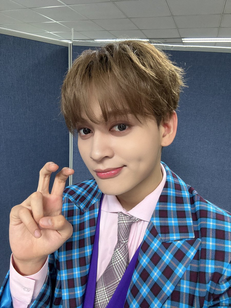 HORI7ON_twt's tweet photo. [🐼] Super happy to perform in inkigayo today💕

#HORI7ON #호라이즌 #REYSTER #레이스터 https://t.co/iDgpiv5e16