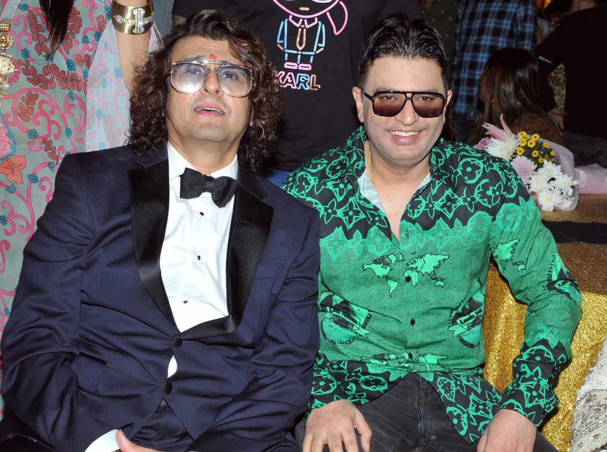 ianslife_in's tweet photo. #SonuNigam hugs #BushanKumar after feud on 50th b'day bash
Read: https://t.co/qaSltycDQP https://t.co/Lsdg5nYSb0