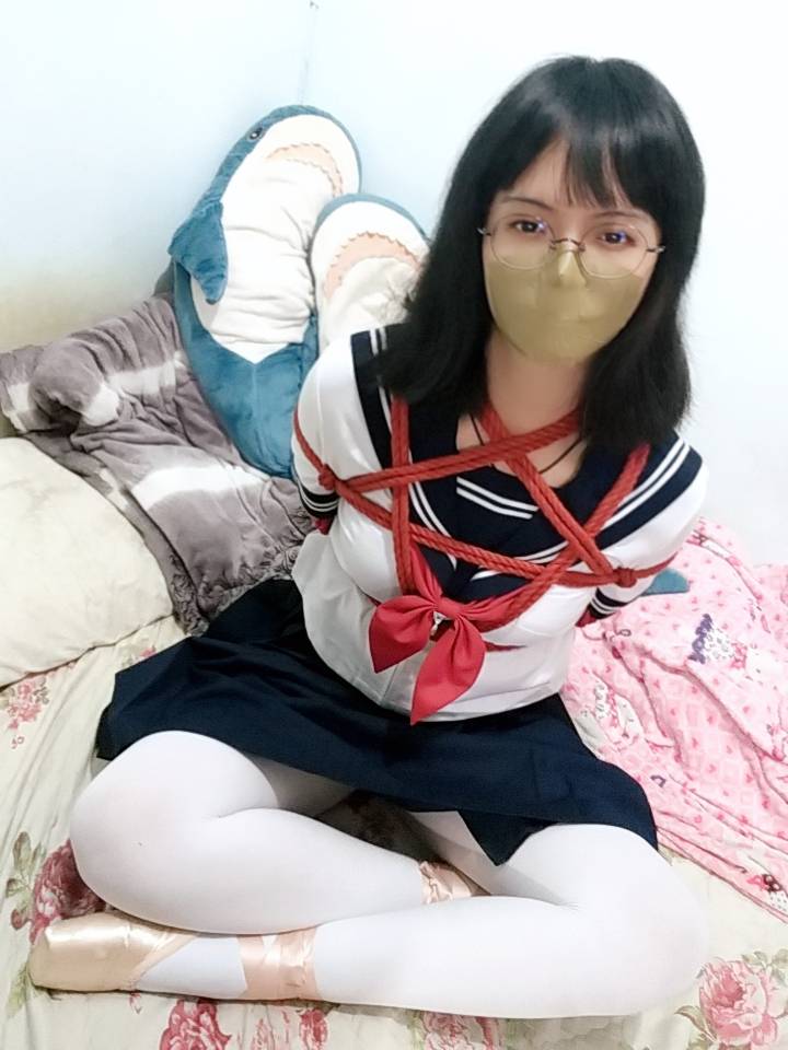 Cummin_Baby's tweet photo. 聽說和YUKI一起拍照一定會體驗到的膠布貼貼，第一次體驗時有嚇到！ https://t.co/mkXYwsNQeJ