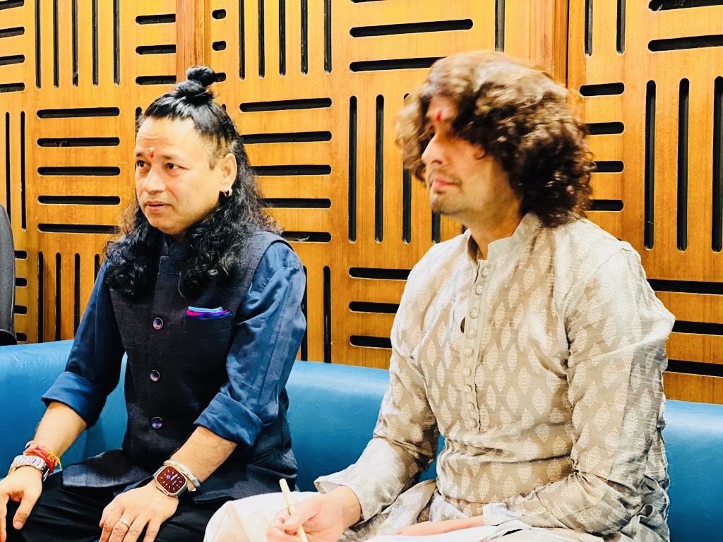 Kailashkher's tweet photo. आज हमारे भाई, पद्मश्री #SonuNigam जी का जन्मोत्सव, संगीत प्रेमी बहुत उमंगों से मना रहे, मेरे महादेव का परम प्रसाद है आपकी कला एवं गुण सम्पन्नता॥ सदैव स्वस्थ तथा प्रसन्न जीवन के आप इसी प्रवाह में अधिकारी बने रहें, आपके द्वारा अन्यों का स्वतः मंगल होता रहे ॥ परमेश्वर को अनन्त धन्यवाद. हरि ॐ