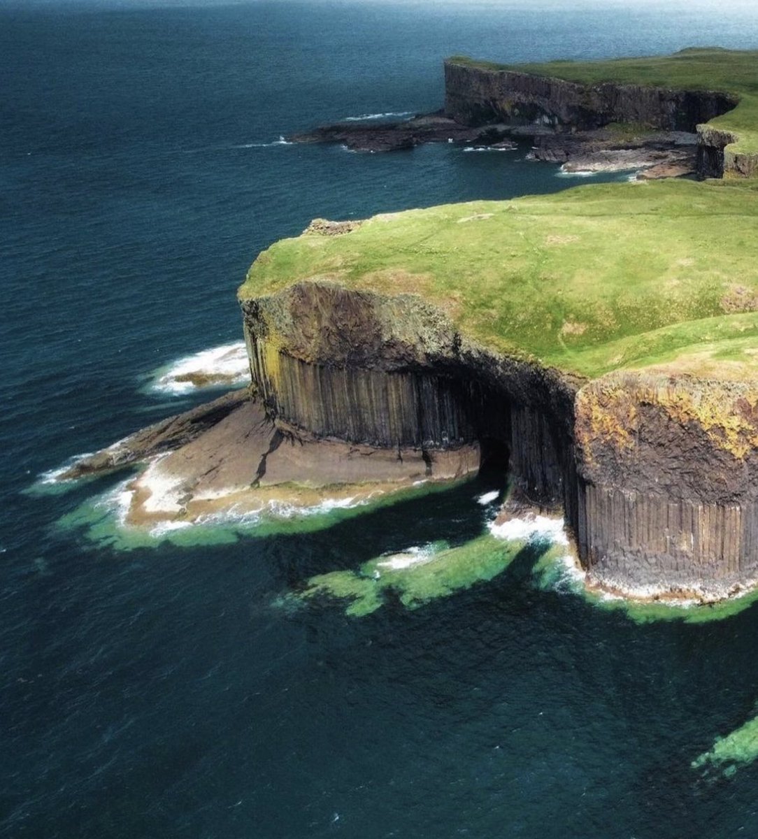 Have you heard about this must-see geological wonder near Oban? 💎Carved by a volcanic eruption 60 million years ago! 

Make sure to plan one of the boat tours running from Oban on your next visit! 🌊

📍Fingals Cave, Isle of Staffa 🏴󠁧󠁢󠁳󠁣󠁴󠁿

📷your_hebrideanislands