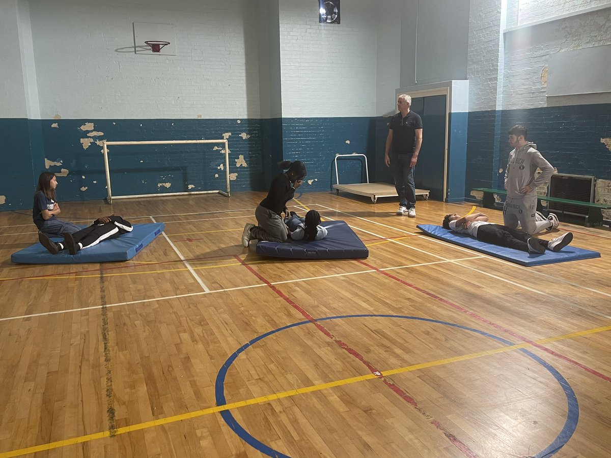 WHYCNunhead's tweet photo. #FirstAid training for @LondonYouth #CVC #RDAS #YoungVolunteers today! #youthwork https://t.co/ARlBhlzIN3