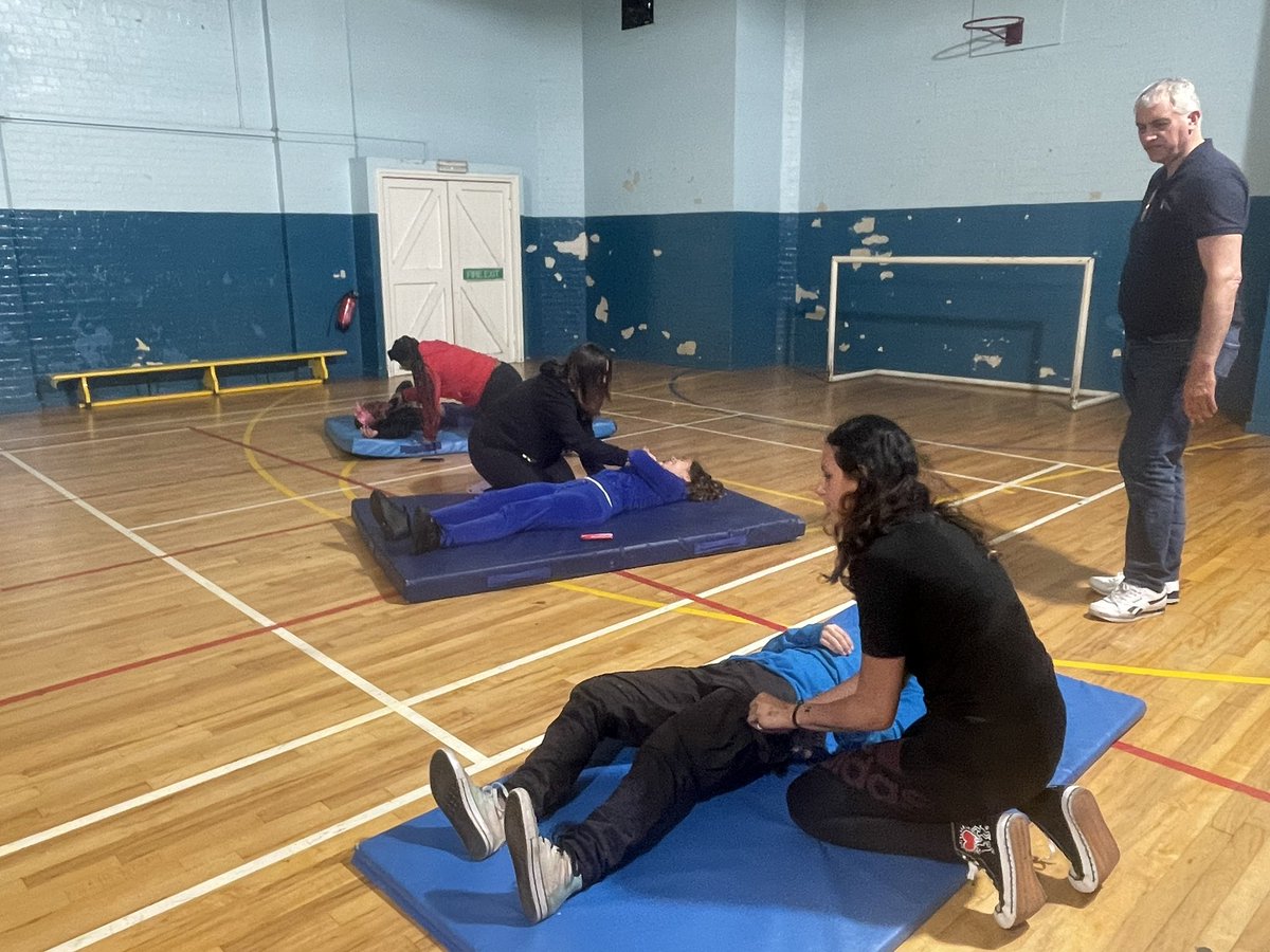 WHYCNunhead's tweet photo. #FirstAid training for @LondonYouth #CVC #RDAS #YoungVolunteers today! #youthwork https://t.co/ARlBhlzIN3