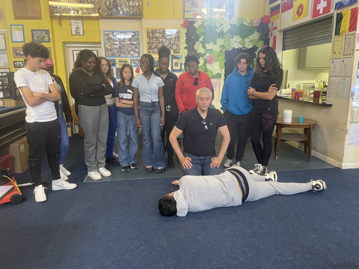 WHYCNunhead's tweet photo. #FirstAid training for @LondonYouth #CVC #RDAS #YoungVolunteers today! #youthwork https://t.co/ARlBhlzIN3